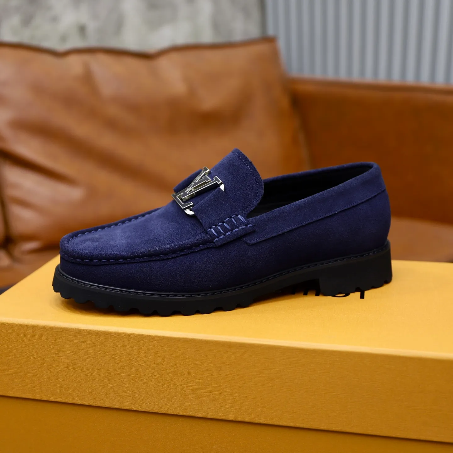 Ex-factory price: 600💰Louis Vuitton LV men's classic Oxford shoes, men's business formal boutique leather shoes, classic style, almond kernel exquisite toe, ultimate art, the whole shoe is made of imported cow leather (open edge beads), carefully selected, fine pores, excellent gloss, soft texture, strong toughness, durable and not easy to deform, apricot fetal cowhide leather lining, soft and comfortable, sweat-absorbent and breathable. Foam outsole, original box and dust bag packaging! Size: 38–44 (45/46 customized)